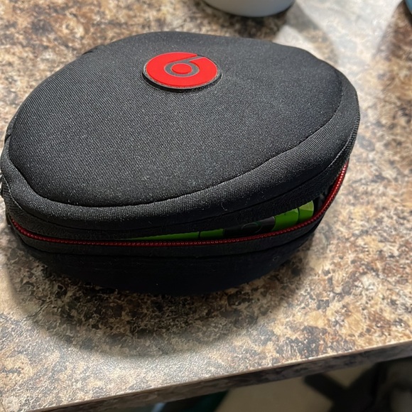 Beats Solo headphones - lime green - Picture 7 of 8